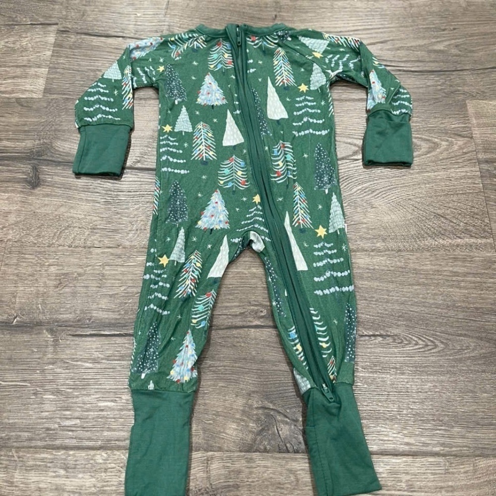 NWOT LITTLE SLEEPIES GREEN TWINKLING TREES SIZE 3/6